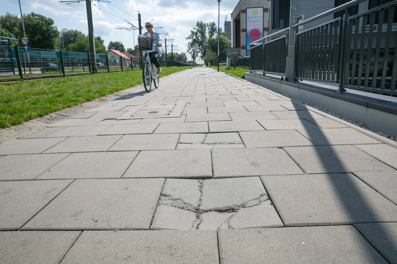 Chodnik na Zakopiańskiej - od wielu lat nie udaje się go naprawić i zbudować ścieżki rowerowej