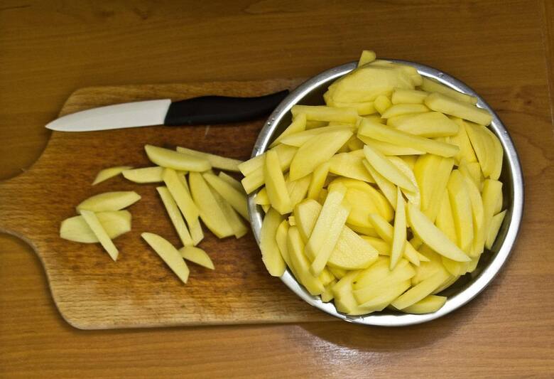Nie każda odmiana ziemniaków nada się do smażenia. Frytki można zrobić też z innych warzyw, np. marchewki, pietruszki, batata czy selera.
