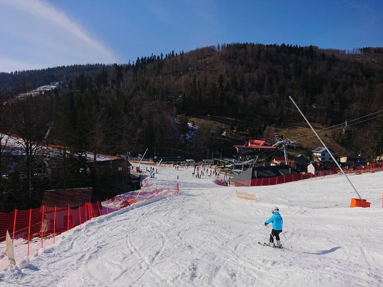 Szczyrk Mountain Resort oferuje narciarzom 18 tras zjazdowych i nowoczesną kolejkę gondolową na Skrzyczne. Zdjęcie na licencji CC BY 3.0.