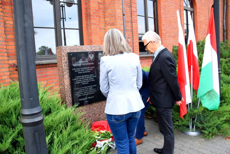 Złożenie kwiatów pod tablicą upamiętniającą przyjaźń i pomoc narodu węgierskiego podczas wojny polsko-bolszewickiej [ZDJĘCIA]