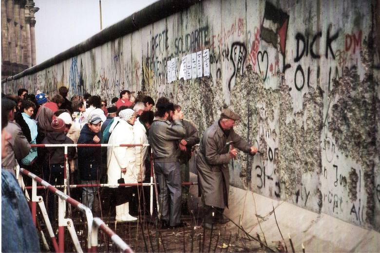 Niszczenie muru belińskiego