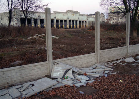 Płot, którym ogrodzona była zabytkowa zajezdnia tramwajowa przy ul. Dąbrowskiego został zniszczony.