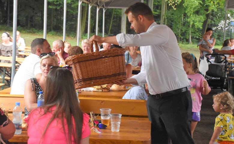 Rafał Bochenek podzielił się chlebem z uczestnikami dożynek w Polance Wielkiej