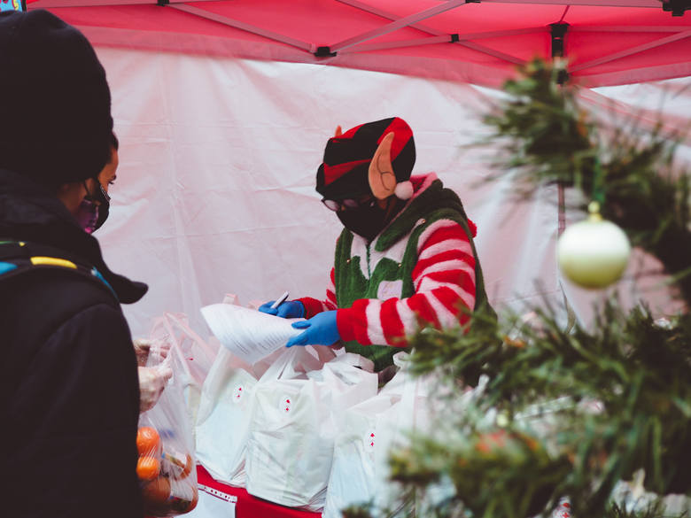Gwiazdor, śnieżynki i elfy pomagały wręczać prezenty od PCK