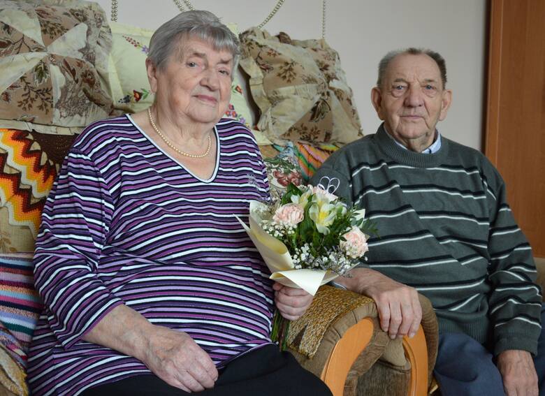 Franciszka i Alfons Milochowie obchodzą 70. rocznicę ślubu. Para poznała się w kamieniołomach, gdzie pracowali w młodości. To miłość od pierwszego wejrzenia