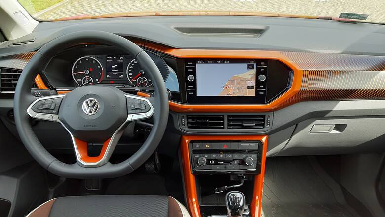 Volkswagen T-CrossAuto powstało na platformie konstrukcyjnej MQB, która jest bazą dla wielu modeli marek z Grupy Volkswagena. Na tej platformie zbudowano