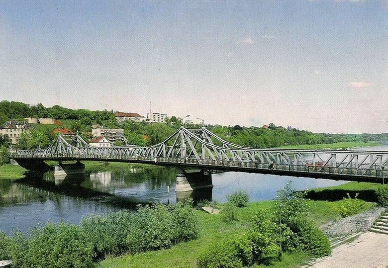Tutaj niewiele się zmieniło. Trochę więcej wody oraz zieleni. Widok na most na Odrze w Krośnie Odrzańskim z 1997 r. W tle ulica Chrobrego.