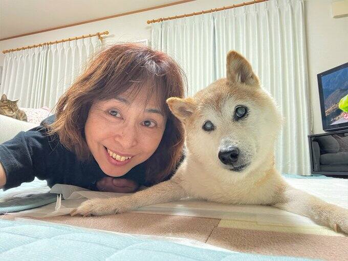 Kabosu ze swoją właścicielką Atsuko Sato