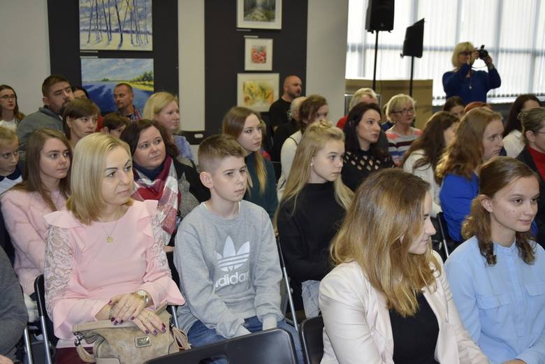 W Miejskiej Bibliotece Publicznej odbyło się w sobotę, 8 grudnia, podsumowanie 7. edycji konkursu literackiego Papierówka. W tym roku konkurs odbywał się pod hasłem „Mały niebieski guzik”.
