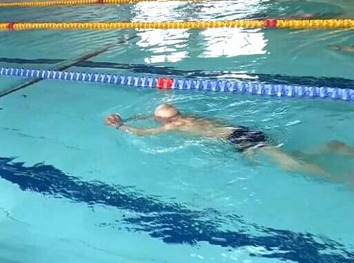 Hieronim Tomczak na oświęcimskiej pływalni pokonuje ostatnio po 300 - 400 metrów