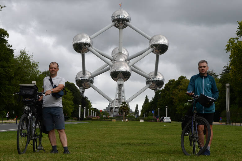 Uczestnicy wyprawy w Brukseli przy Atomium - modelu kryształu żelaza