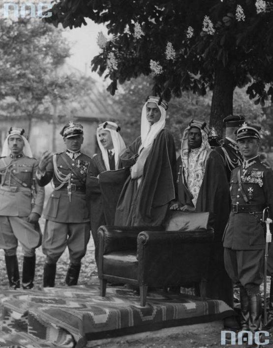 Następca tronu Królestwa Al-Hidżaz Faisal ibn Abd al-Aziz as-Saud (czwarty z lewej) w towarzystwie świty i polskich wojskowych na dziedzińcu koszar I