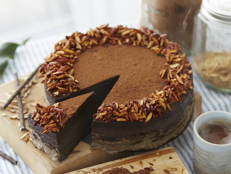 Tort na komunię mają przede wszystkim smakować. Dla czekoladoholików idealnym rozwiązaniem będzie kakaowy tort z czekoladowym kremem.