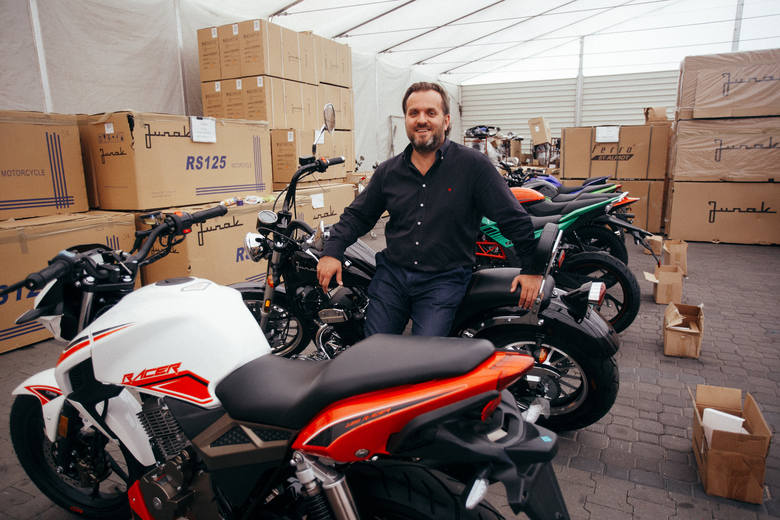 8 tysięcy różnych modeli motocykla marki Junak produkuje rocznie rodzinna firma Almot z Gniewkówca koło Złotnik Kujawskich. Na zdjęciu Mikołaj Sibora