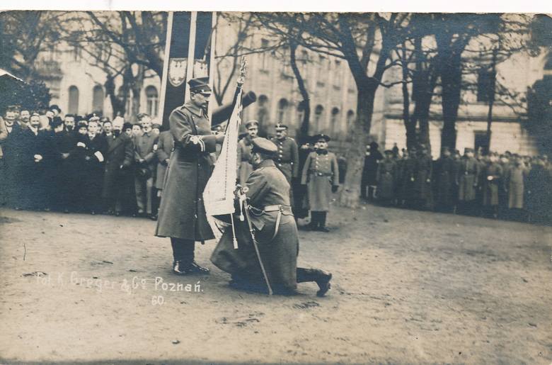 Obraz Leona Prauzińskiego - powstańcy wielkopolscy przekazują zgromadzoną wcześniej broń
