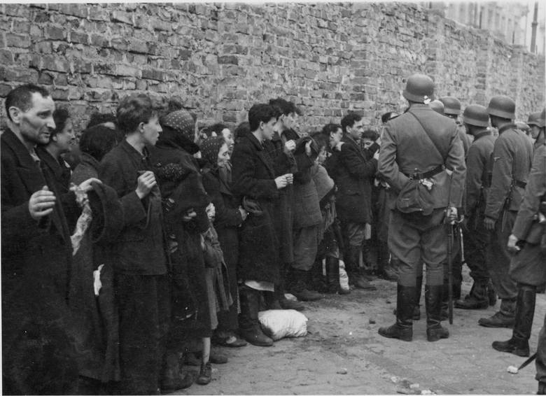 Przesłuchanie Żydów na Placu Muranowskich