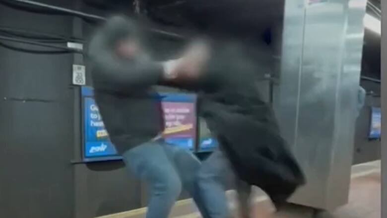 Bójka na peronie metra skończyła się tragicznie. Jeden z mężczyzn zginął pod kołami