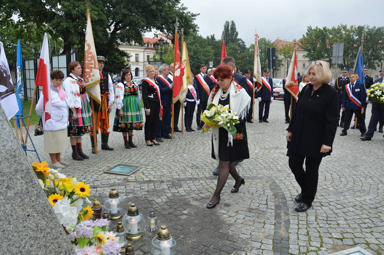 Złożenie kwiatów pod papieskim pomnikiem w Łowiczu