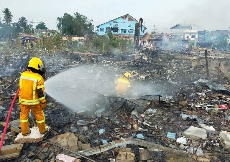 Wybuch fajerwerków w Tajlandii. Strażacy walczyli z pożarem. Zginęło dziewięć osób