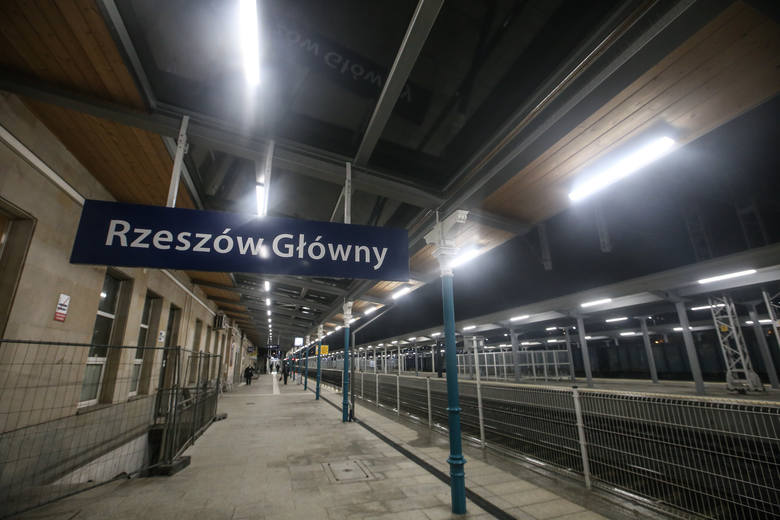 Tak wygląda wieczorową porą rzeszowski dworzec PKP po generalnym remoncie.