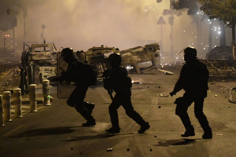 Trzecia noc zamieszek we Francji. Starcia z policją w wielu miastach, setki aresztowanych, duże zniszczenia