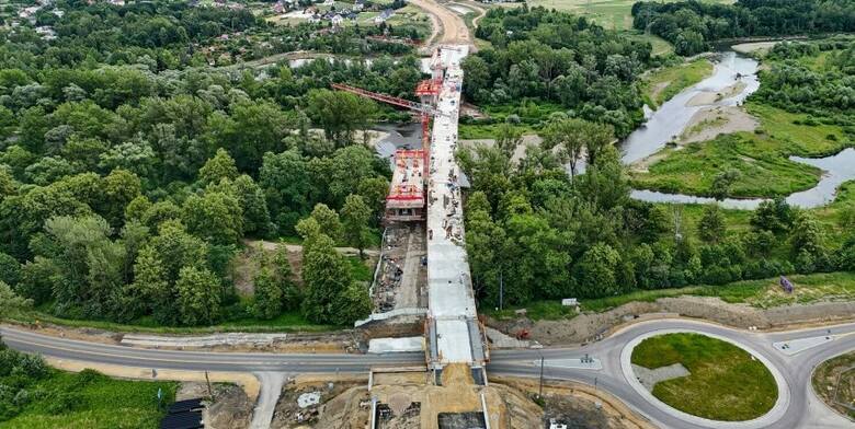 Budowa mostu nad Sołą w Oświęcimiu jest według wykonawcy zaawansowana w 60 proc.