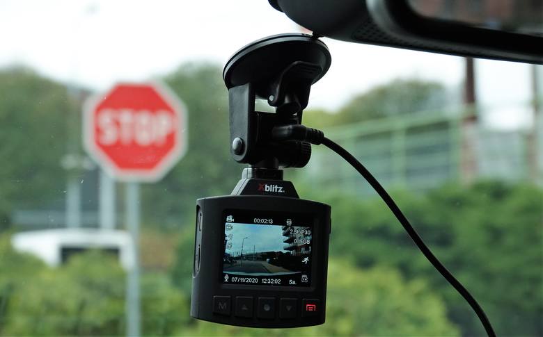 Osobista, niezawodna kamera towarzyszem w drodze. Test wideorejestratora samochodowego Xblitz S8 zapisującego obraz w jakości 2.5K