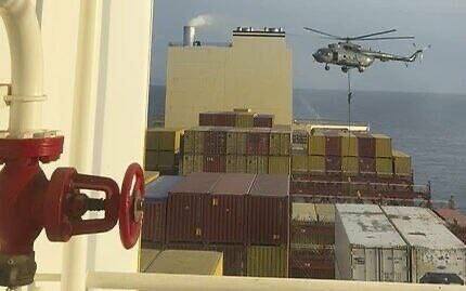 Śmigłowiec irańskich sił specjalnych wypuszcza operatorów na statek należący do izraelskiego biznesmena.