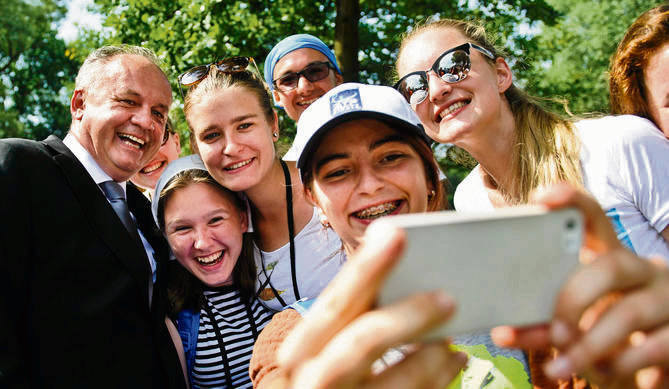 Prezydent Andrej Kiska chętnie robił selfie z pielgrzymami