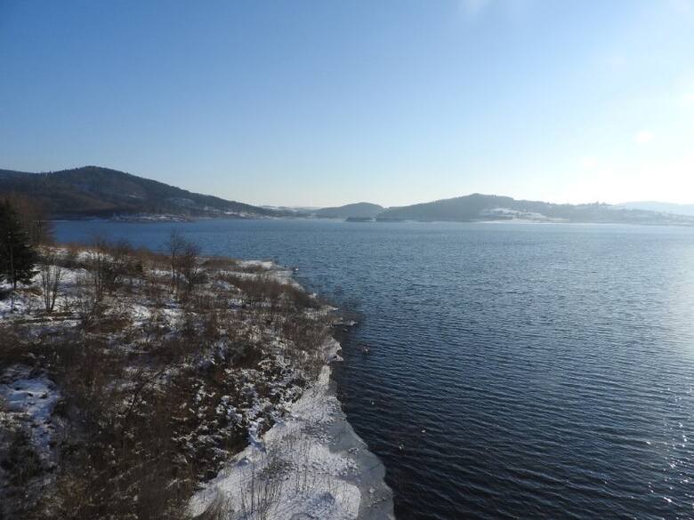 Jezioro MucharskieW sezonie zimowym spora grupa morsuje w Jeziorze Mucharskim pod wiaduktem w Świnnej Porębie