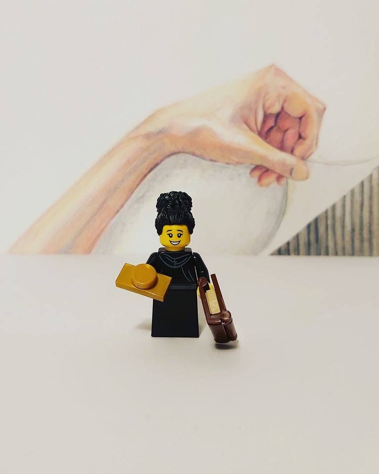 Figurki Olgi Tokarczuk z klocków LEGO. Autorem jednej z nich jest 
