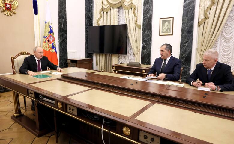 Władimir Putin spotkał się z Andriejem Troszewem (pierwszy od prawej), by zlecić mu dowództwo nad ochotniczymi jednostkami na Ukrainie.