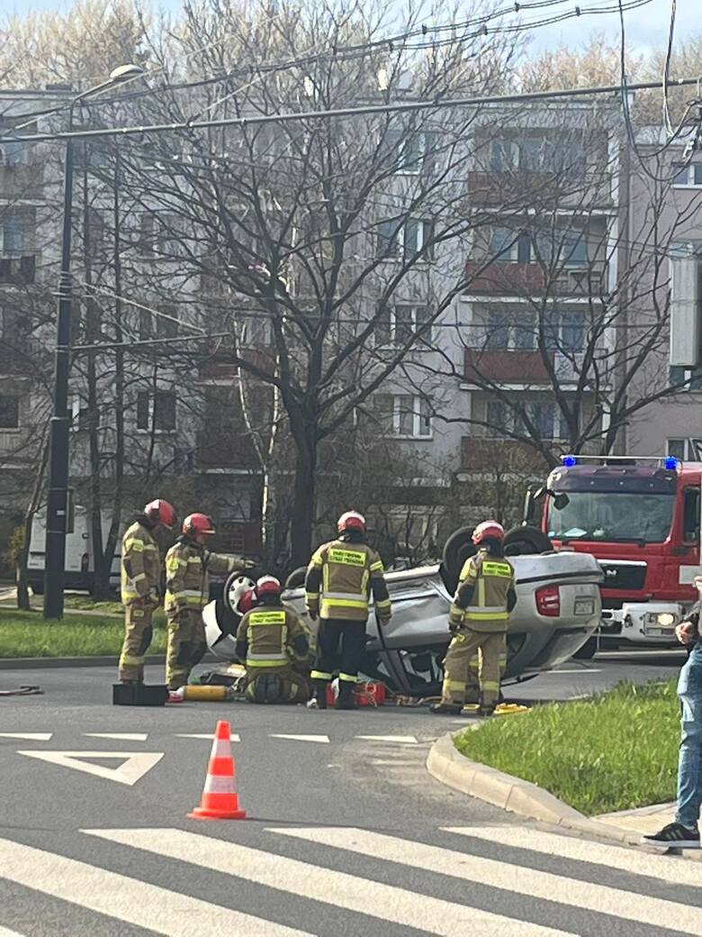 Wypadek na skrzyżowaniu ul. Ruskiej, Lwowskiej i Podzamcze. Jedno z aut dachowało