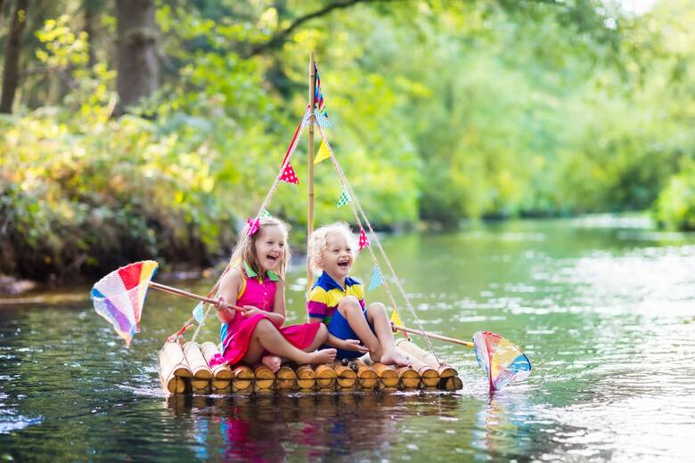 Uśmiechnięte dzieci spędzające czas nad wodą