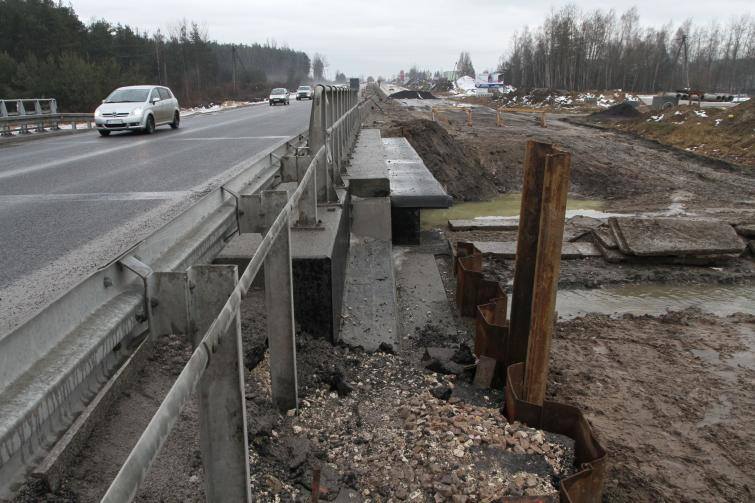 Zima nie przerwała prac. Budują most na ulicy Ściegiennego w Kielcach