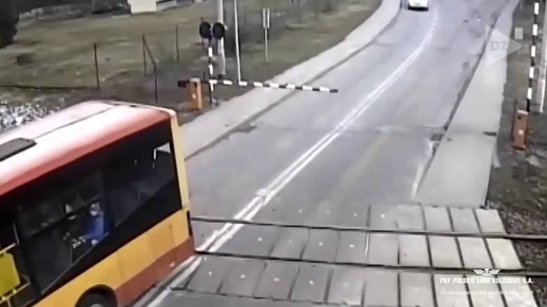 Autobus wjechał na przejazd pomimo czerwonego światła i opuszczanych szlabanów