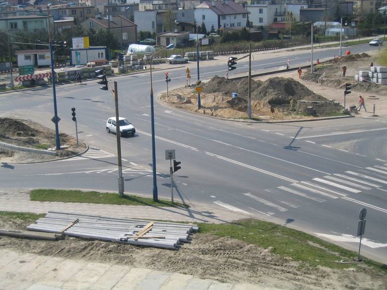 Oto najtrudniejsze skrzyżowanie w Skierniewicach przed jego przebudową. U zbiegu ulic: Mszczonowskiej, alei Niepodległości i alei Rataja (niedawno doszła aleja Pieniążka) zbudowano rondo Solidarności. Pokazujemy również początek przebudowy tego skrzyżowania w 2006 r.