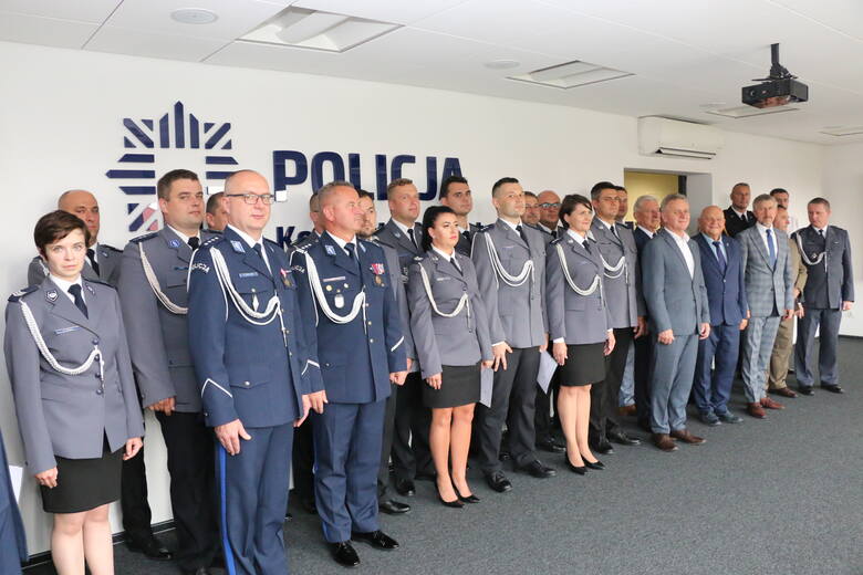 Awanse na wyższe stopnie służbowe otrzymało 21 policjantów z pińczowskiej KPP