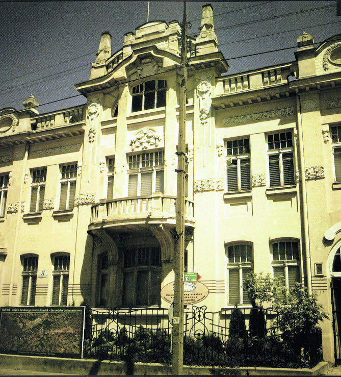 W latach 1944 - 1945 przy ul. Warszawskiej swoją siedzibę miał sowiecki Smiersz. Obecnie znajduje się tutaj Muzeum Historyczne