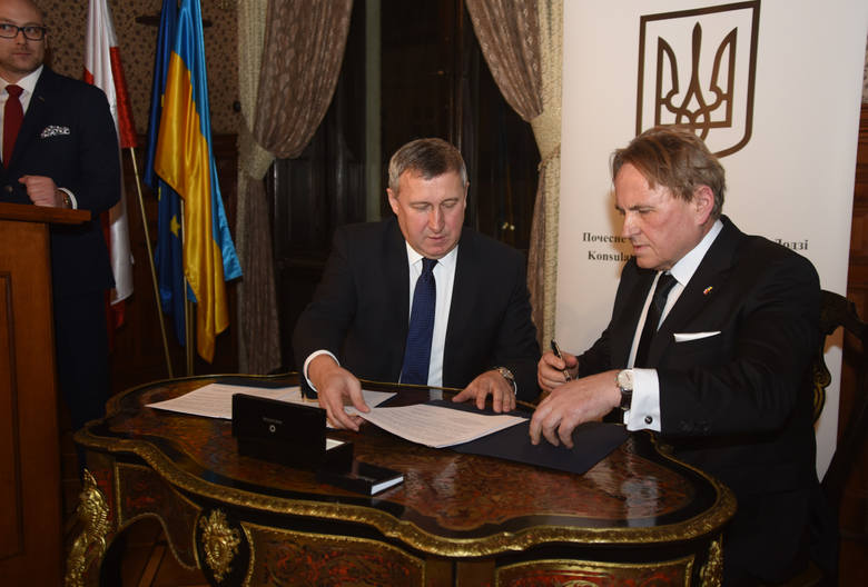 W 2017 roku otworzono kolejna placówkę w Łodzi. Kosulem Honorowym Ukrainy został Bogdan Henryk Wysocki (po prawej). Na zdjęciu razem z  Ambasadorem Ukrainy w Polsce Andriem Deszczycią. <br /> 