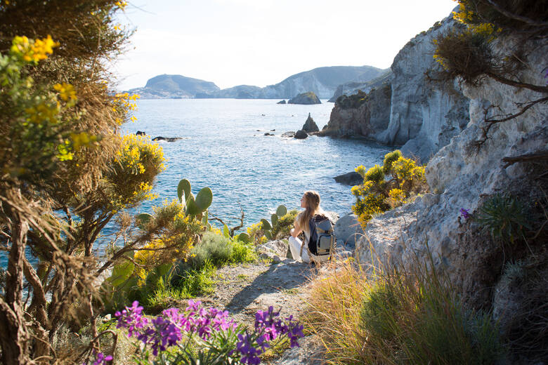 Turystka podziwiająca krajobraz wyspy Ponza