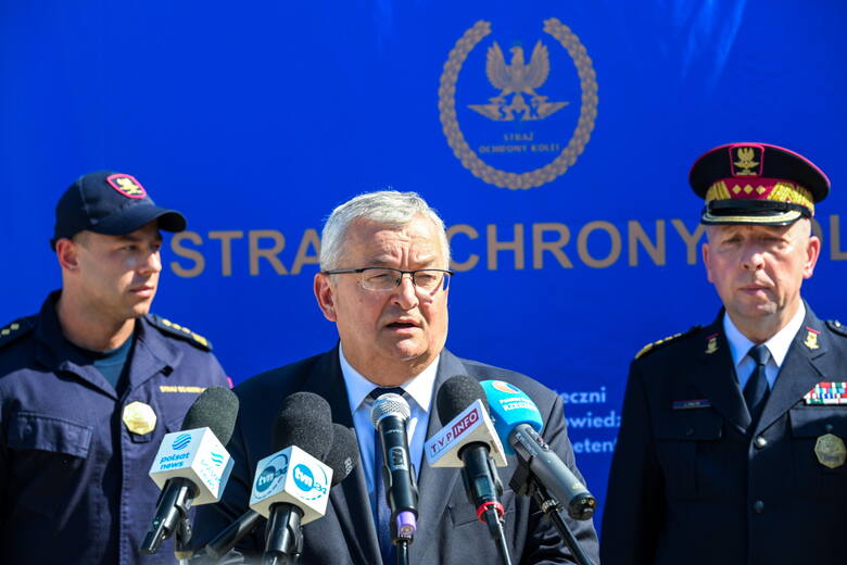 Minister infrastruktury Andrzej Adamczyk (C) i komendant główny Straży Ochrony Kolei Józef Hałyk (P) podczas konferencji prasowej w Przemyślu, 26 bm.