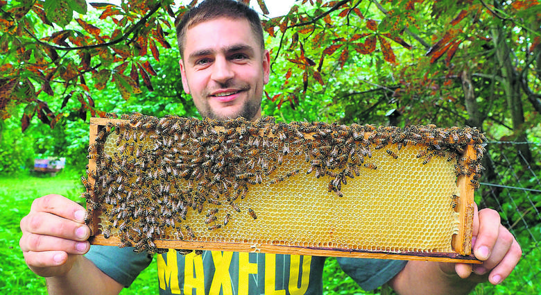 27-letni Paweł Hawran, przedstawiciel czwartego już pokolenia pszczelarzy, z wielkim szacunkiem dla tradycji, w słoiczkach zamyka płynne złoto, jeden z największych darów natury.