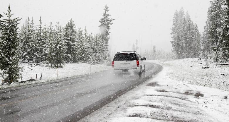 Zima zaskoczyła drogowców - to hasło można usłyszeć co roku. Na pogorszenie warunków pogodowych muszą być też przygotowani właściciele pojazdów. Jednak