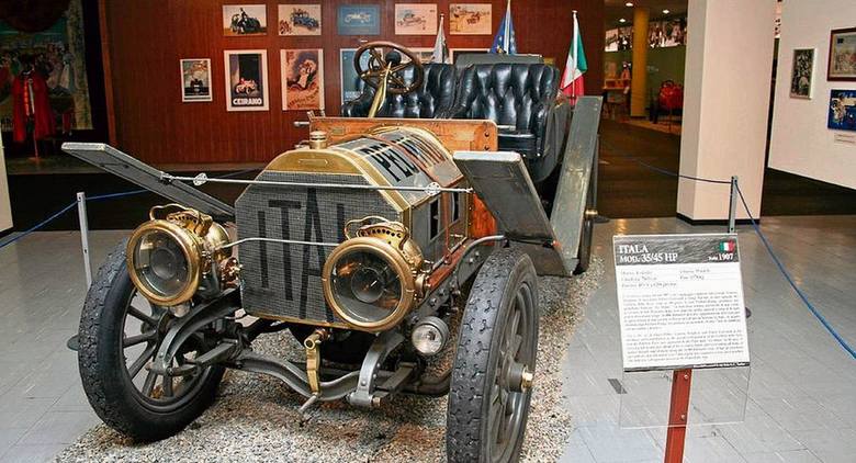 Itala 35/45 HP księcia Borghese, dziś w zbiorach Narodowego Muzeum Automobilizmu w Turynie. W wyścigu auto nie miało widocznych tu błotników-desek. Usunięto je, by zmniejszyć masę pojazdu, choć bardzo by pomogły na grząskich drogach.