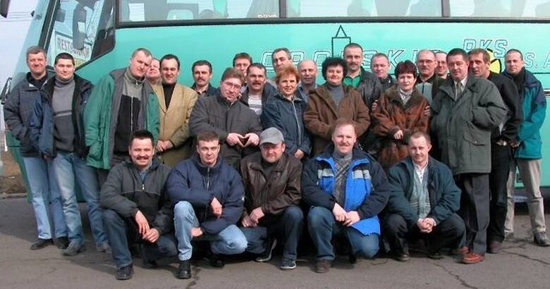 Członkowie Klubu HDK PCK przy Elektrowni Opole w 2003 r.