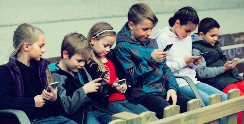 Hiszpania zakazuje telefonów w szkole. Dzieci z urządzeniem nie wejdą na jej teren