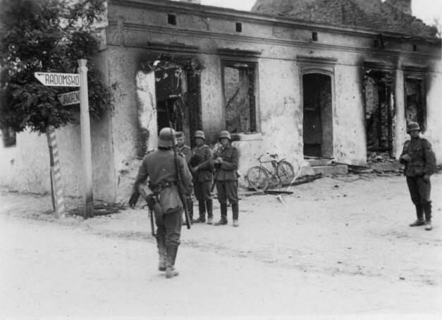 Wrzesień 1939 rok. Niemieccy okupanci na polskich ziemiach w okolicach Radomska
