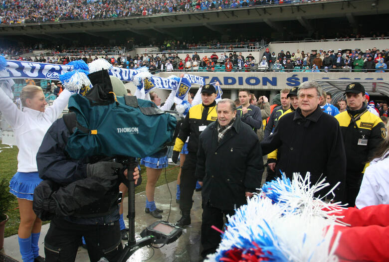 Włodzimierz Lubański z inną legendą polskiej piłki Gerardem Cieślikiem na Stadionie Śląskim 2 marca 2008 roku