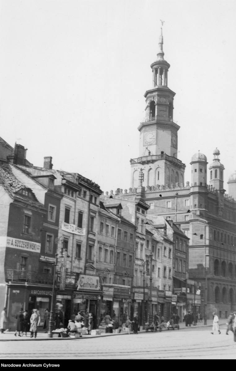 <strong>Poznań, 1939</strong><br /> <br /> Poznań. Stary Rynek. Widoczne domki budnicze, w tle Ratusz.<br />  <br />  